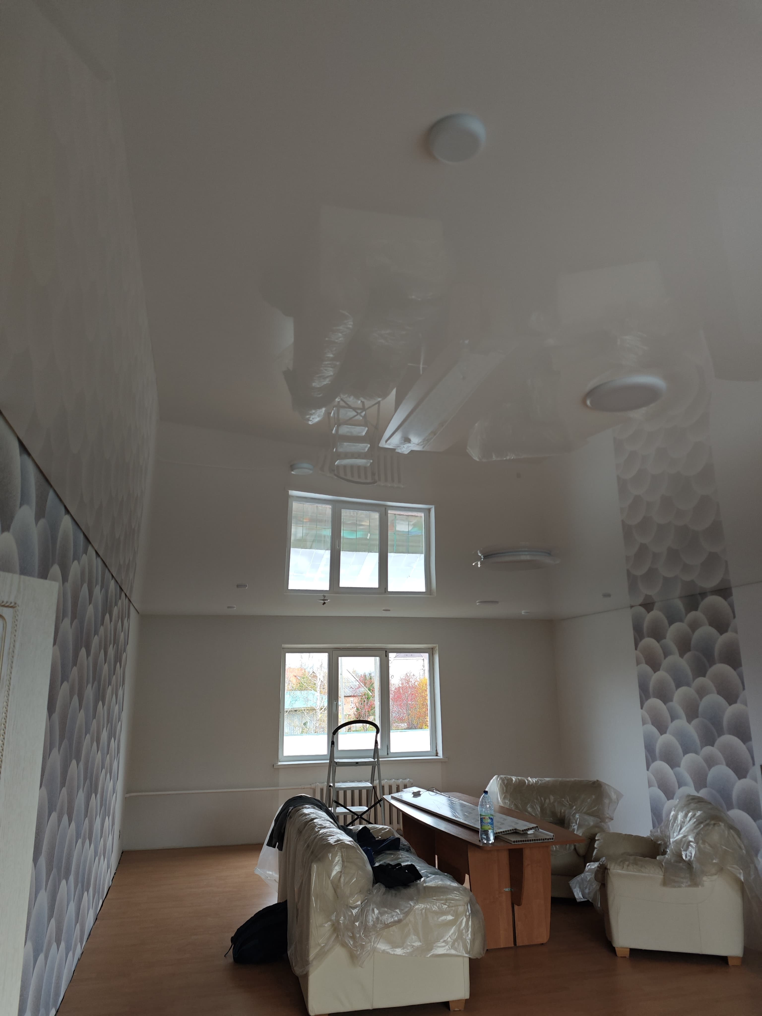 Глянцевый потолок с подсветкой